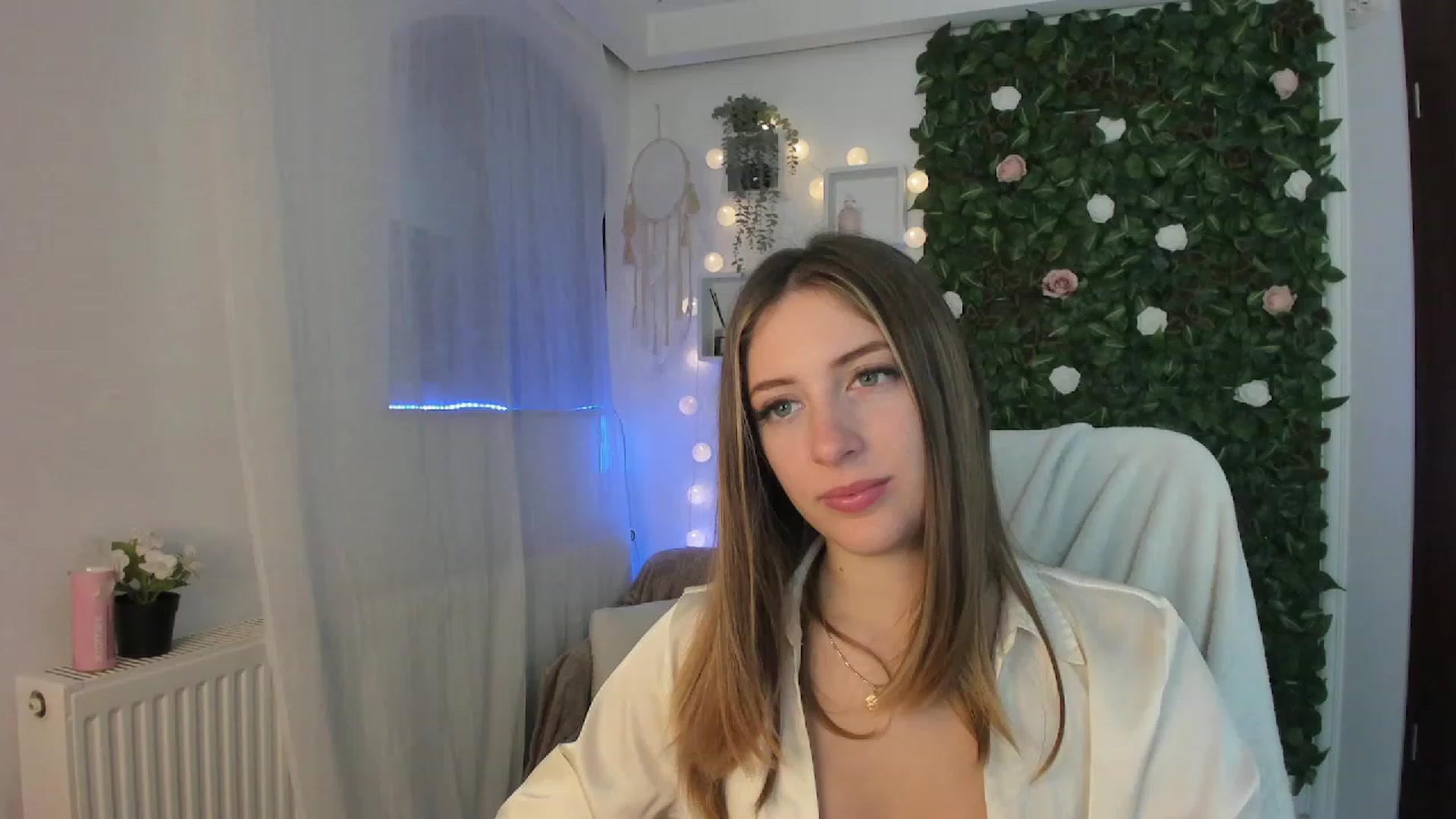 Gallery image thumbnail from Tina_Nappi18's myfreecams stream on, 06/15/2023, 17:31 image 18 of 20