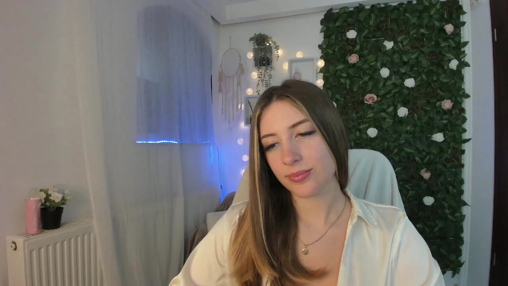 Gallery image thumbnail from Tina_Nappi18's myfreecams stream on, 06/15/2023, 17:31 image 4 of 20