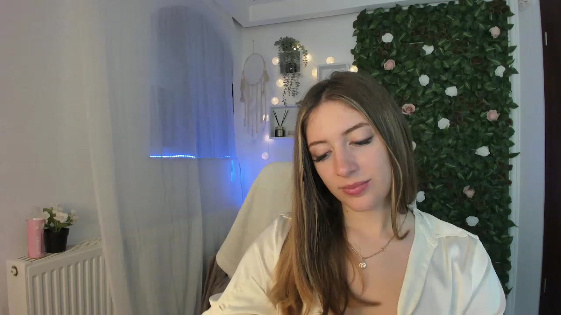 Gallery image thumbnail from Tina_Nappi18's myfreecams stream on, 06/15/2023, 18:18 image 2 of 20
