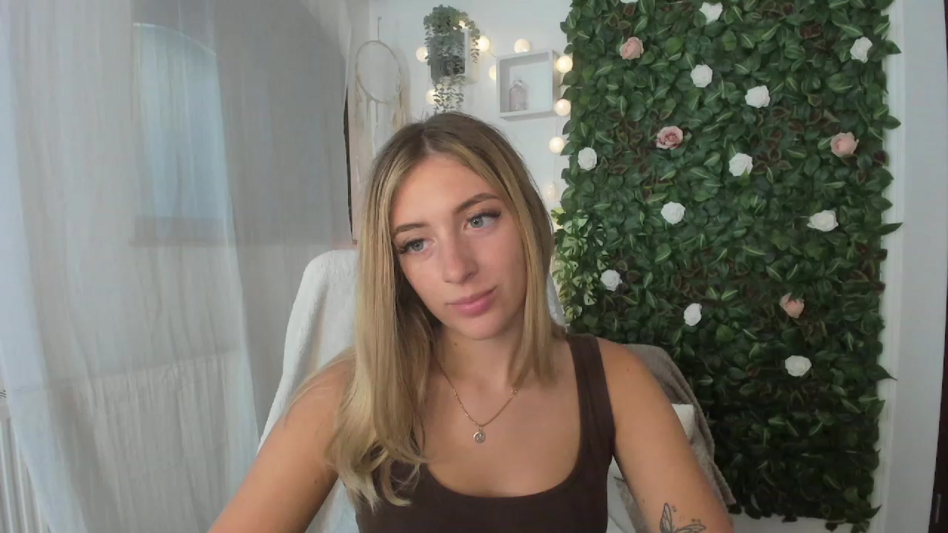 Gallery image thumbnail from Tina_Nappi18's myfreecams stream on, 07/05/2023, 18:10 image 12 of 20