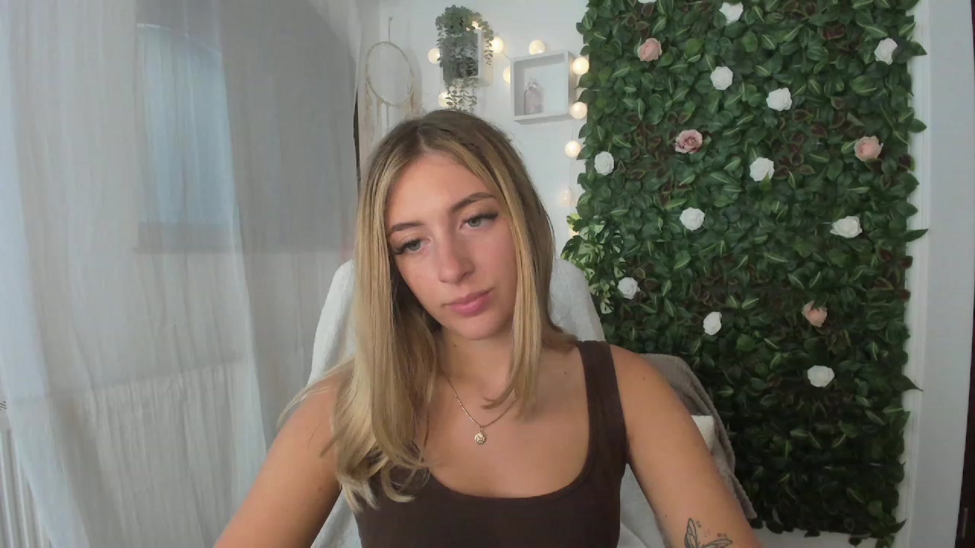 Gallery image thumbnail from Tina_Nappi18's myfreecams stream on, 07/05/2023, 18:10 image 14 of 20