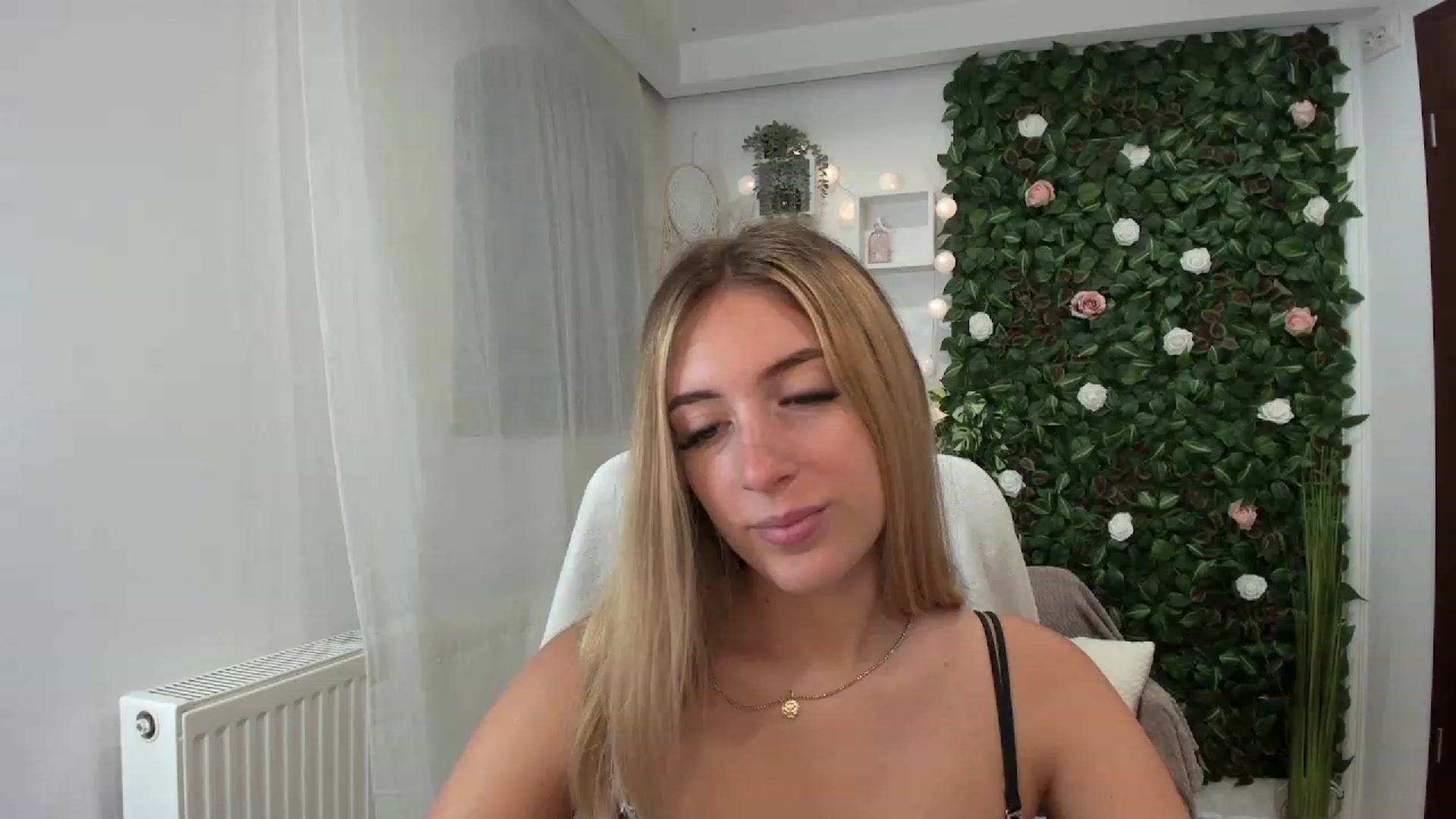 Gallery image thumbnail from Tina_Nappi18's myfreecams stream on, 07/10/2023, 16:27 image 16 of 20