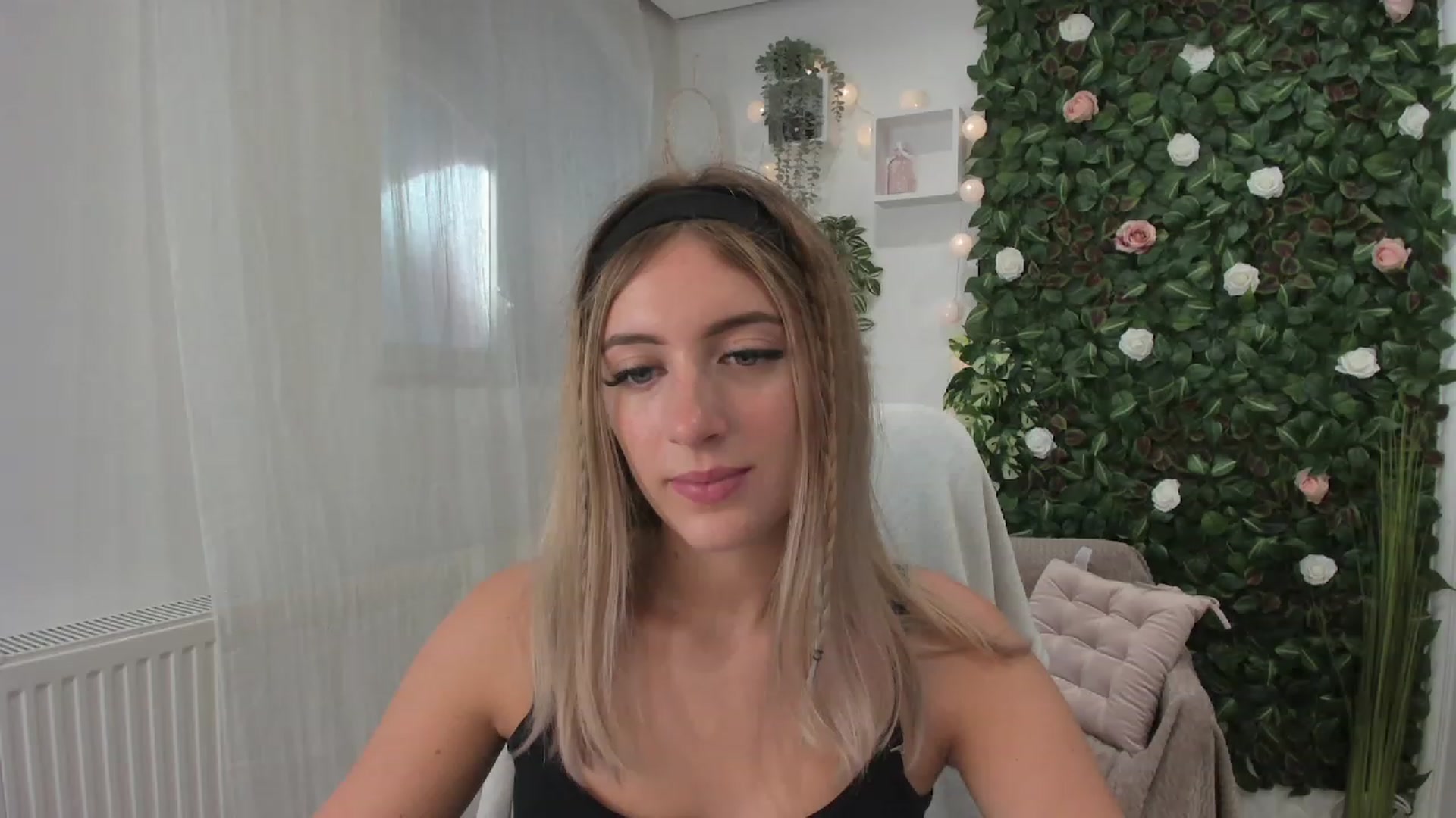 Gallery image thumbnail from Tina_Nappi18's myfreecams stream on, 07/23/2023, 15:39 image 12 of 20