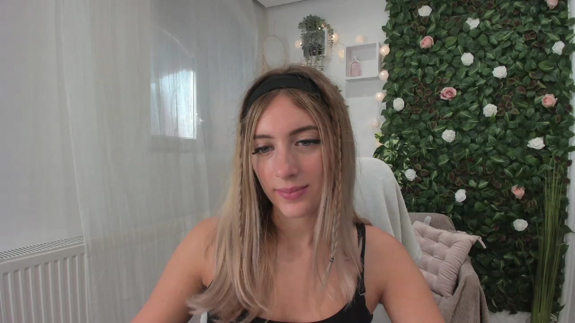 Gallery image thumbnail from Tina_Nappi18's myfreecams stream on, 07/23/2023, 15:39 image 7 of 20