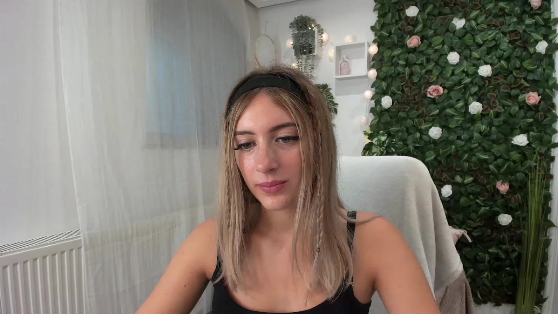 Gallery image thumbnail from Tina_Nappi18's myfreecams stream on, 07/23/2023, 15:39 image 19 of 20