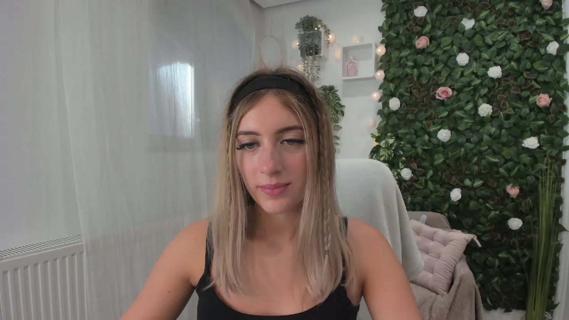 Gallery image thumbnail from Tina_Nappi18's myfreecams stream on, 07/23/2023, 15:39 image 14 of 20