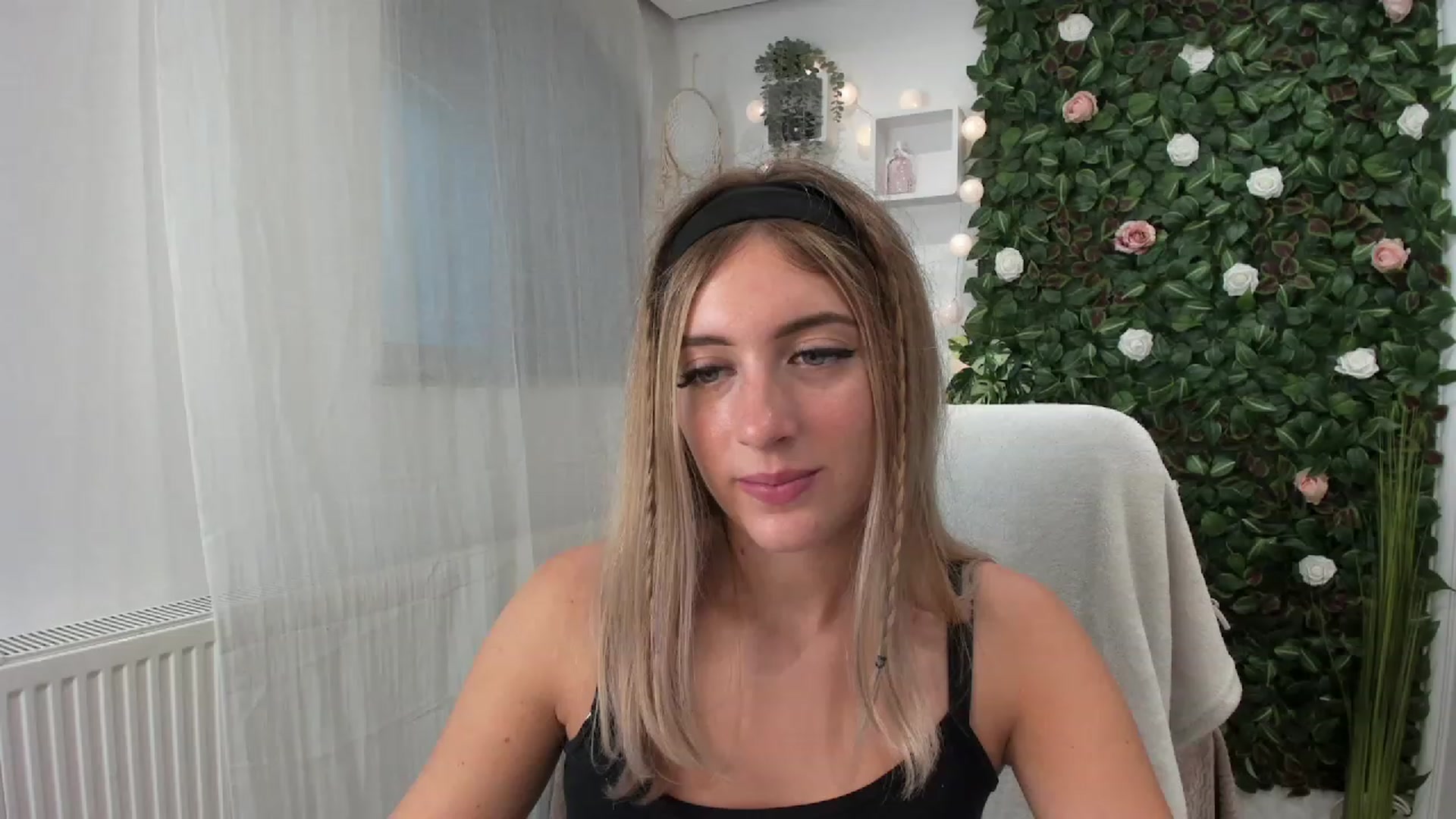 Gallery image thumbnail from Tina_Nappi18's myfreecams stream on, 07/23/2023, 16:28 image 13 of 20