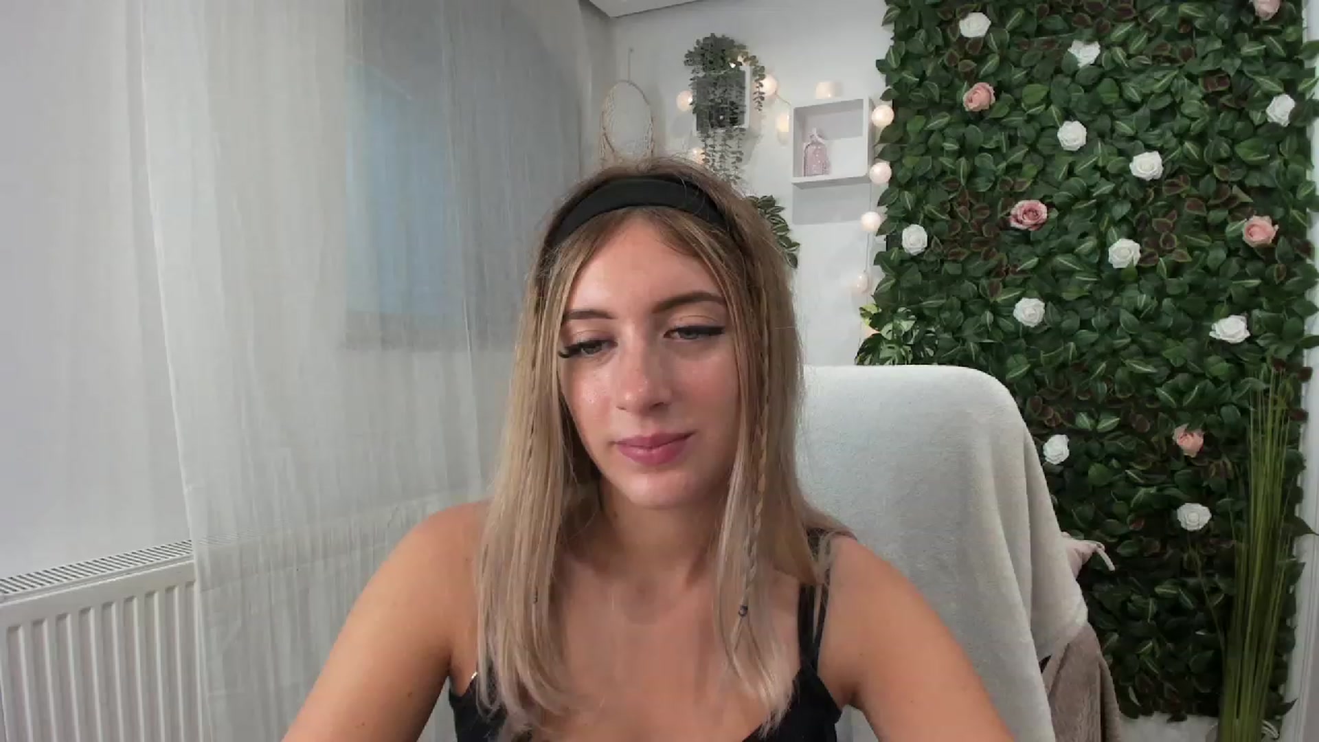 Gallery image thumbnail from Tina_Nappi18's myfreecams stream on, 07/23/2023, 16:28 image 17 of 20