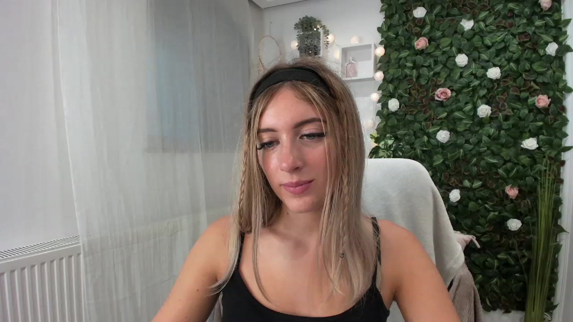 Gallery image thumbnail from Tina_Nappi18's myfreecams stream on, 07/23/2023, 17:34 image 10 of 20