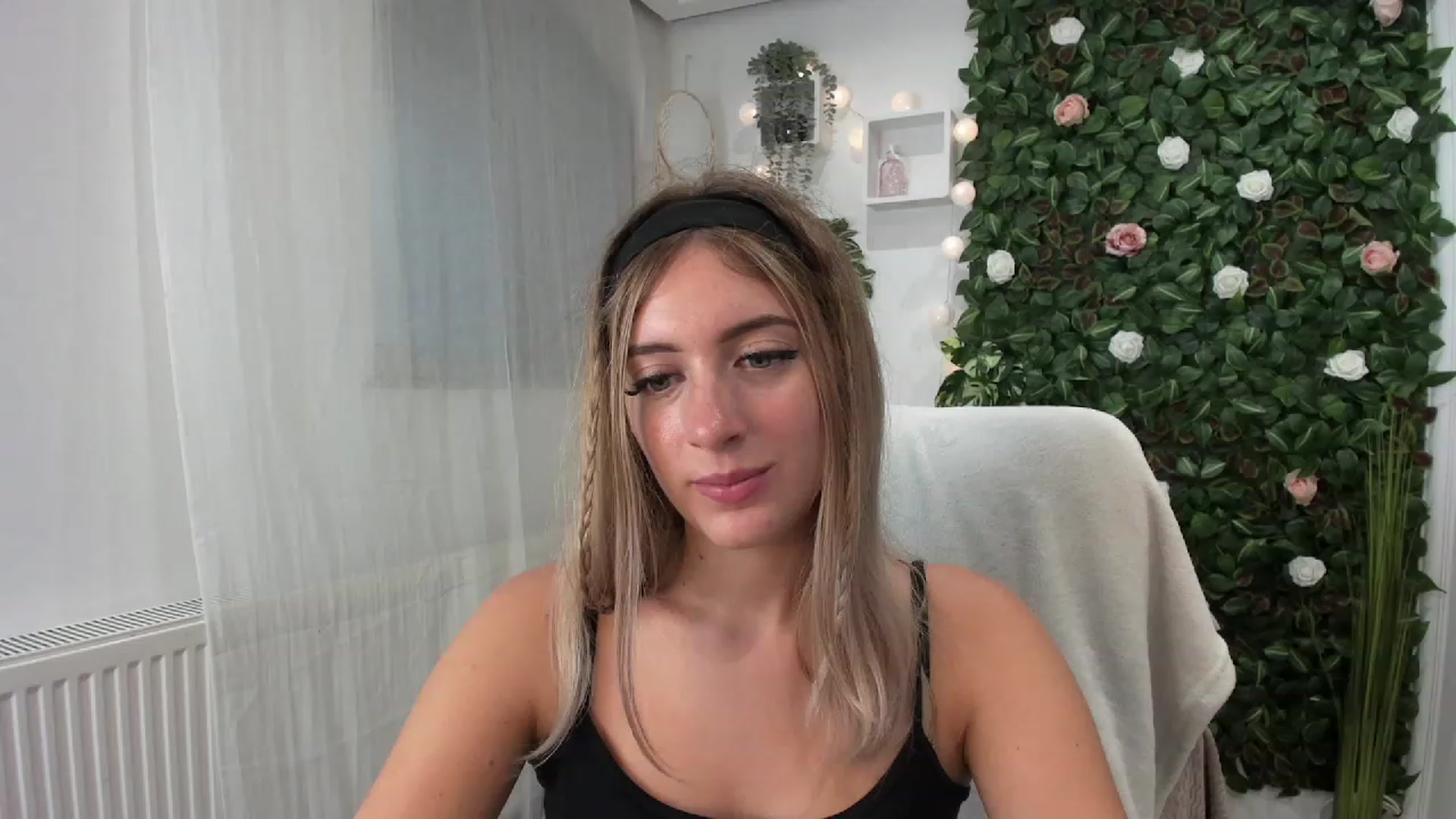 Gallery image thumbnail from Tina_Nappi18's myfreecams stream on, 07/23/2023, 17:34 image 16 of 20