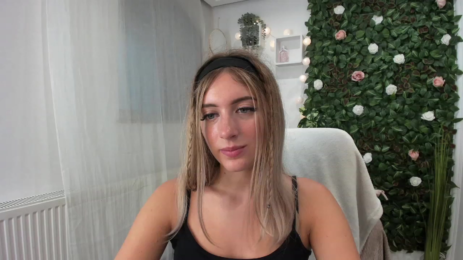 Gallery image thumbnail from Tina_Nappi18's myfreecams stream on, 07/23/2023, 17:34 image 12 of 20
