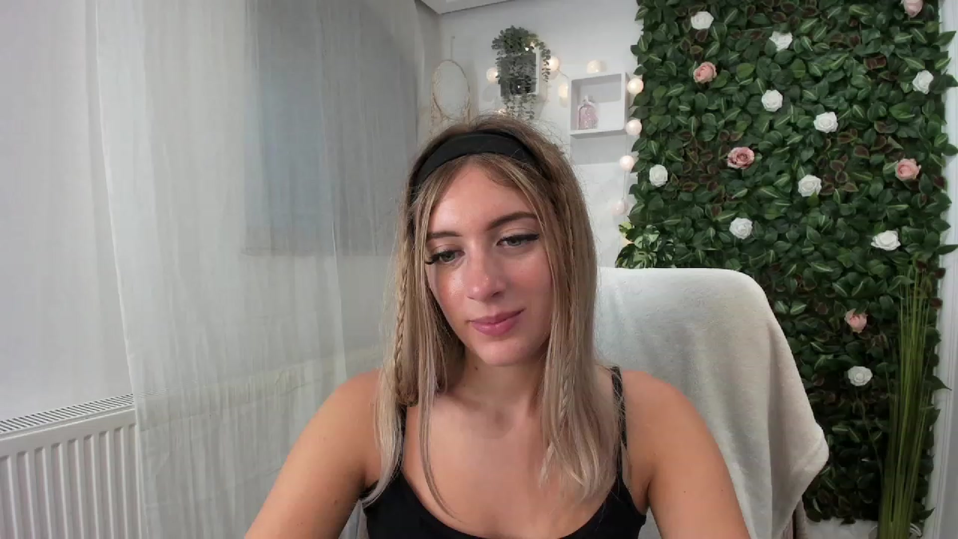 Gallery image thumbnail from Tina_Nappi18's myfreecams stream on, 07/23/2023, 17:34 image 18 of 20