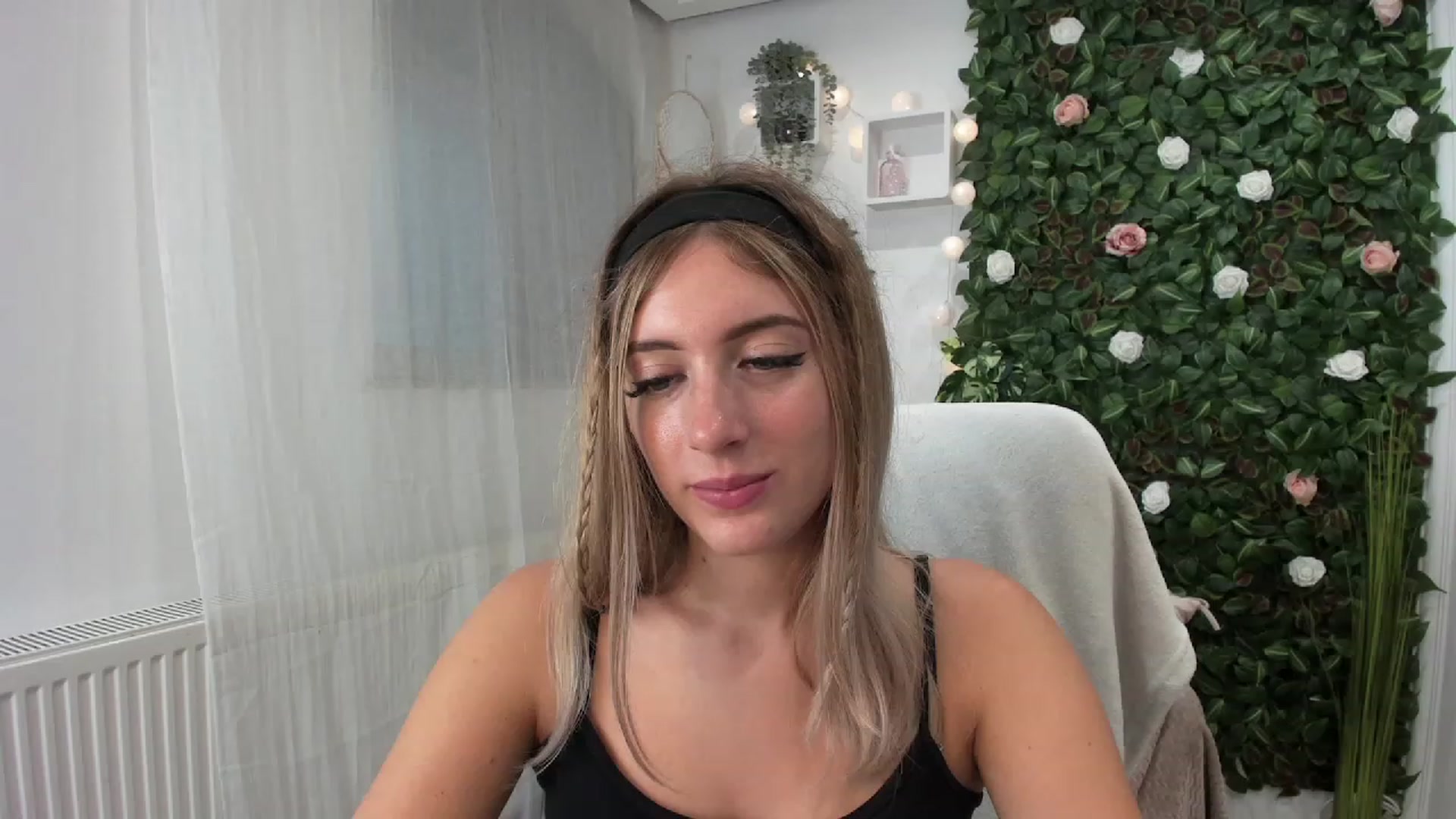 Gallery image thumbnail from Tina_Nappi18's myfreecams stream on, 07/23/2023, 17:34 image 14 of 20