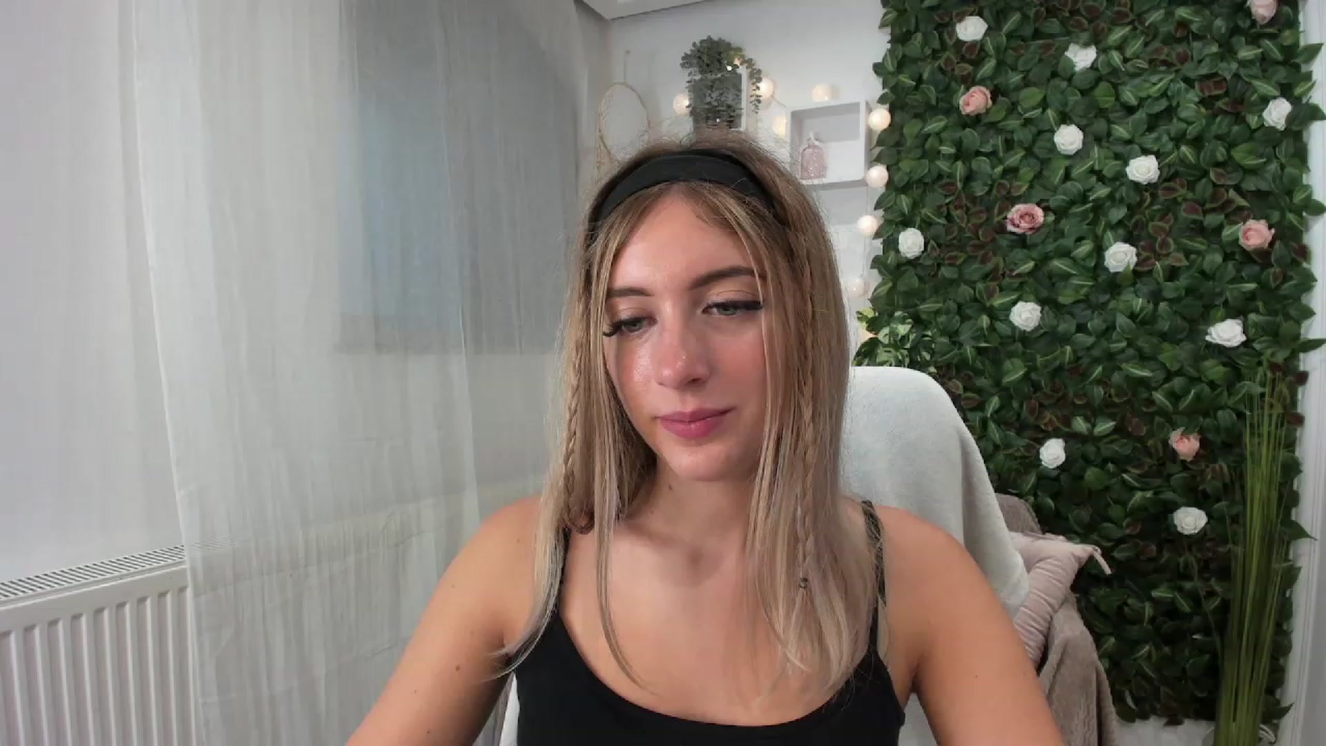 Gallery image thumbnail from Tina_Nappi18's myfreecams stream on, 07/23/2023, 17:34 image 9 of 20