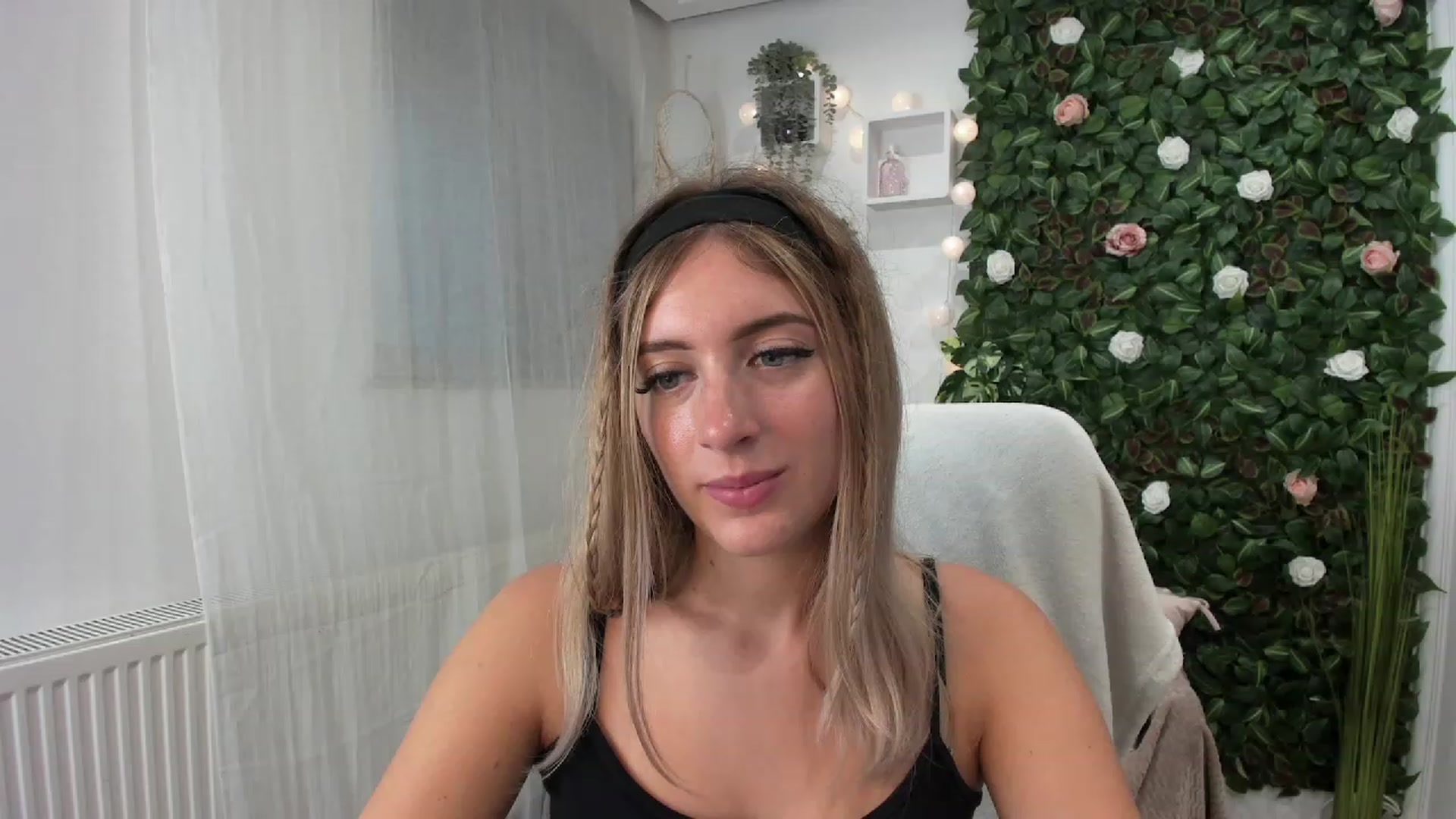 Gallery image thumbnail from Tina_Nappi18's myfreecams stream on, 07/23/2023, 17:34 image 15 of 20