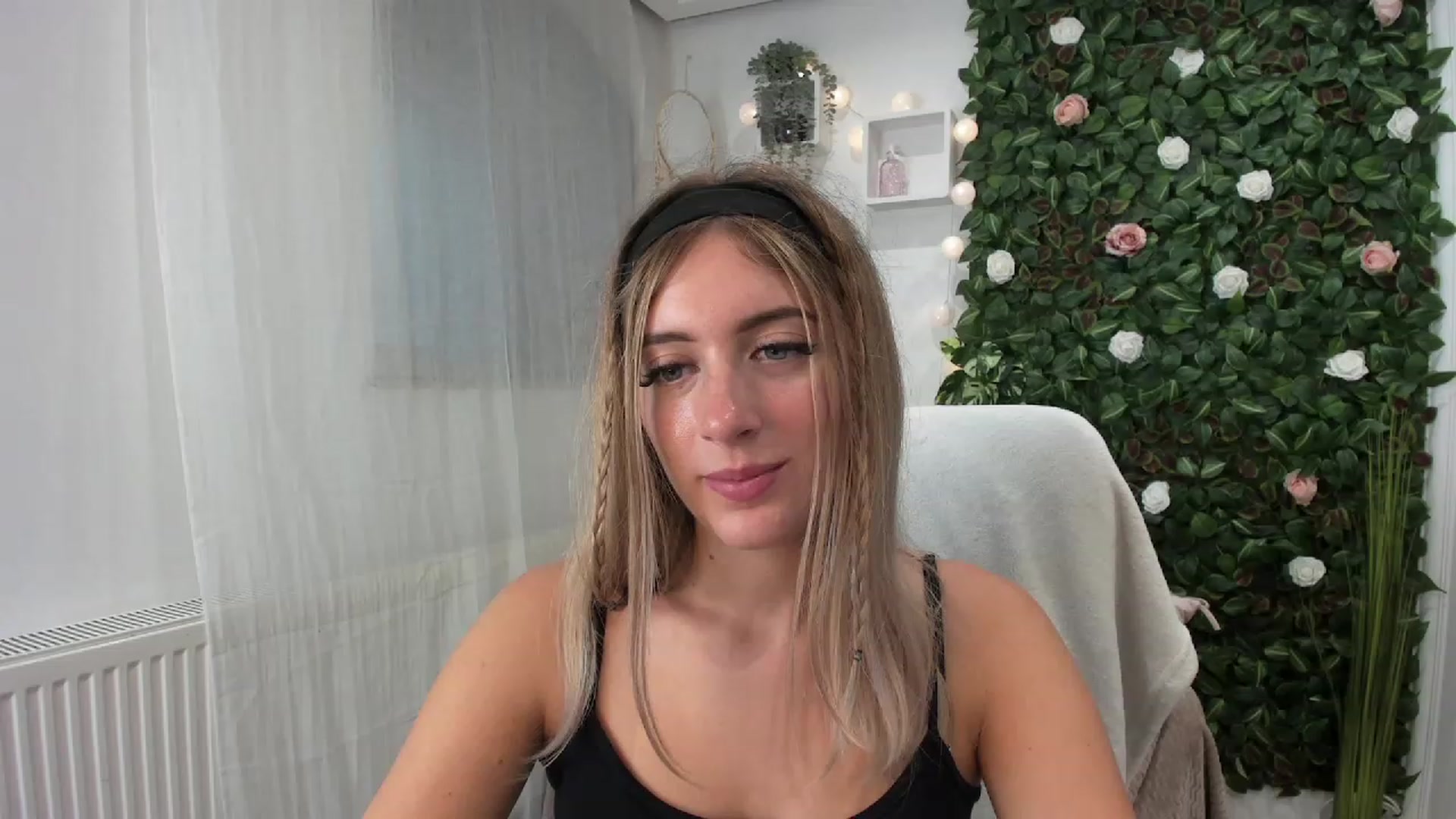 Gallery image thumbnail from Tina_Nappi18's myfreecams stream on, 07/23/2023, 17:34 image 13 of 20