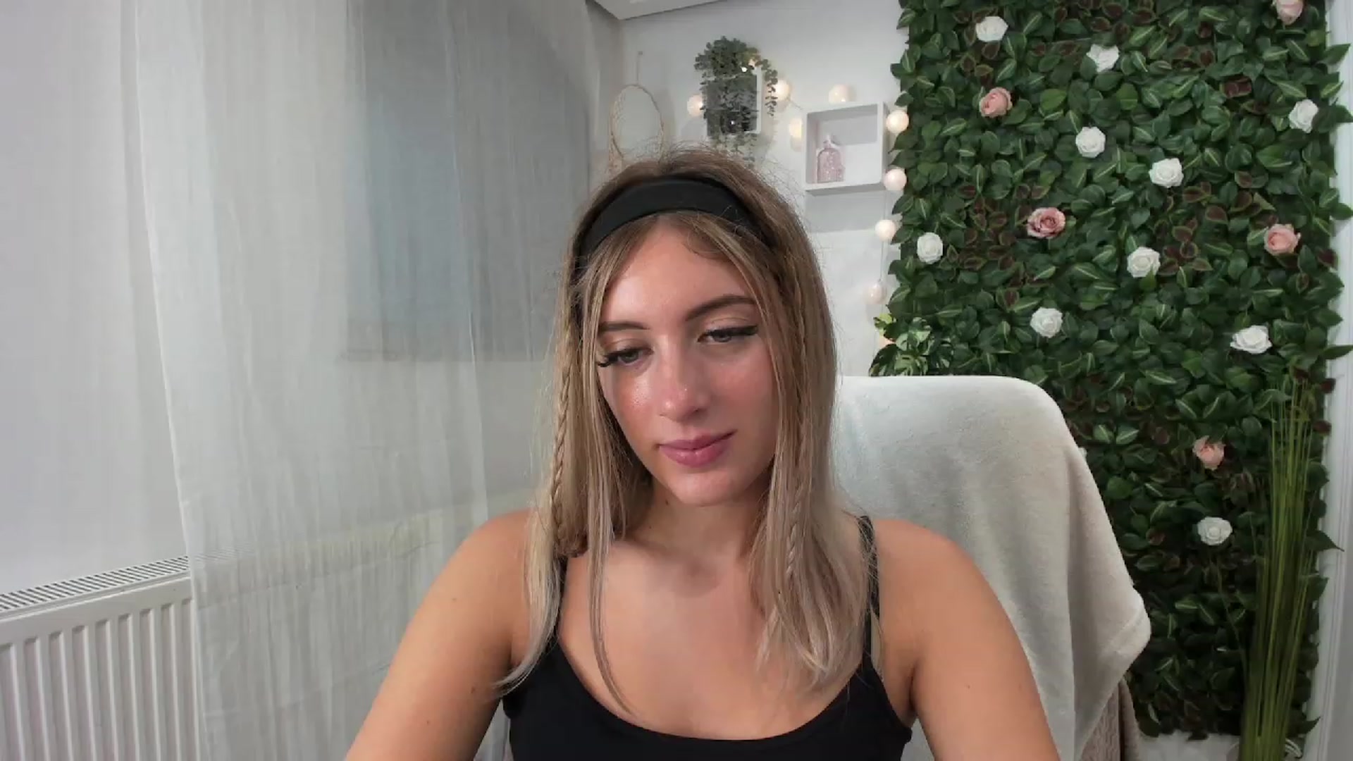 Gallery image thumbnail from Tina_Nappi18's myfreecams stream on, 07/23/2023, 17:34 image 17 of 20