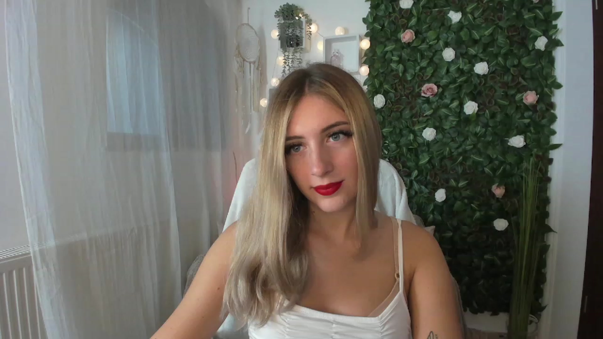 Gallery image thumbnail from Tina_Nappi18's myfreecams stream on, 07/24/2023, 16:25 image 13 of 20