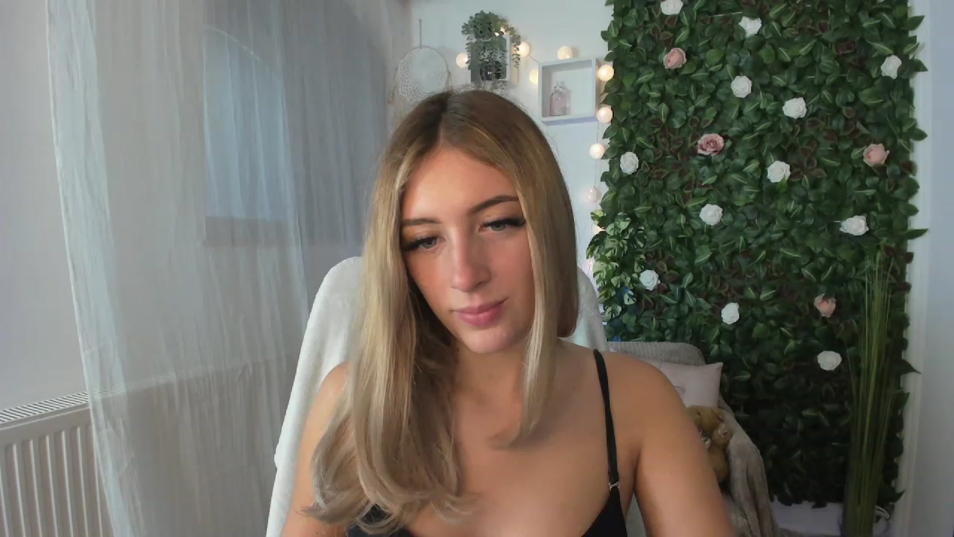 Gallery image thumbnail from Tina_Nappi18's myfreecams stream on, 07/25/2023, 17:06 image 16 of 20
