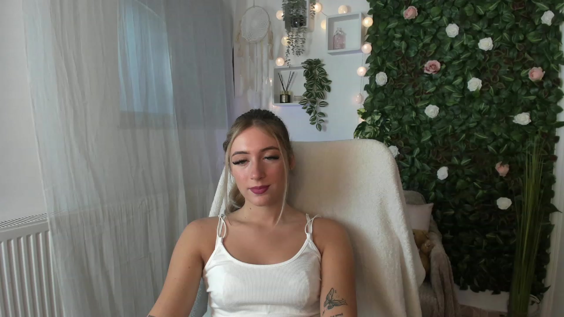 Gallery image thumbnail from Tina_Nappi18's myfreecams stream on, 07/28/2023, 15:37 image 17 of 20