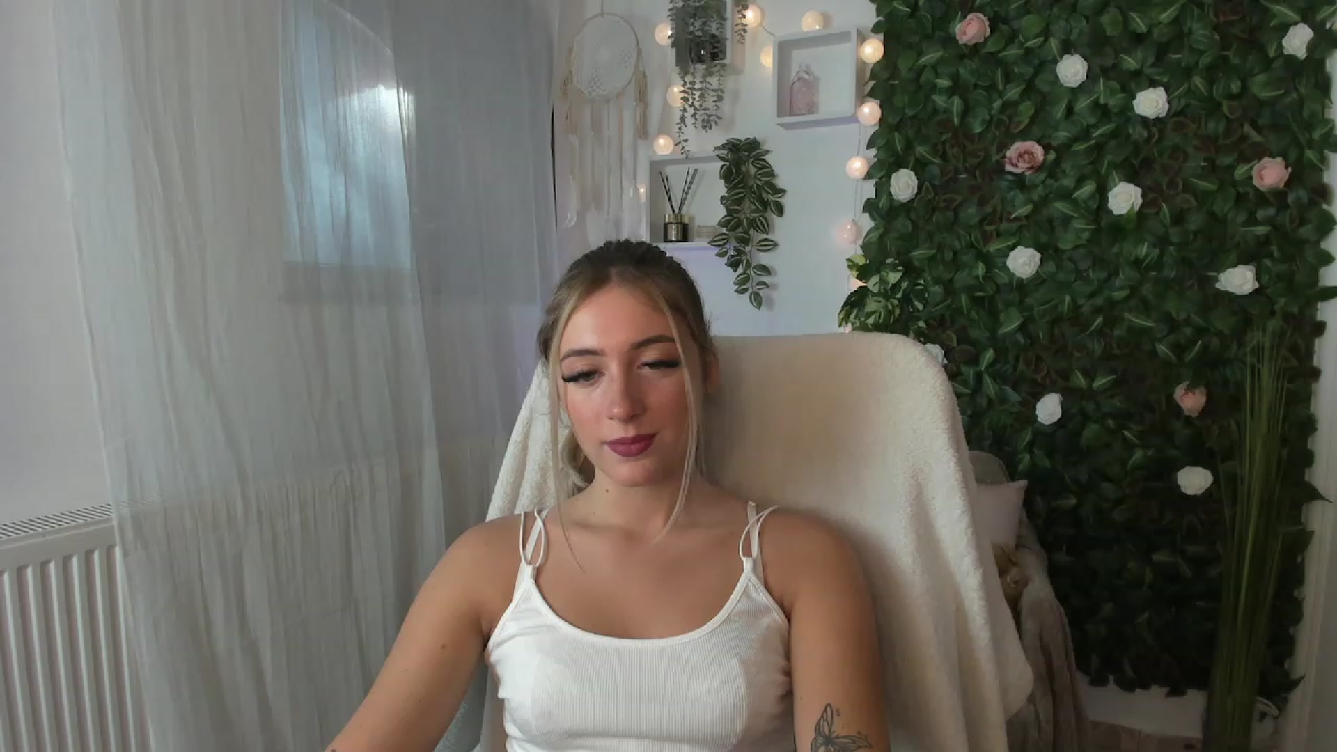 Gallery image thumbnail from Tina_Nappi18's myfreecams stream on, 07/28/2023, 15:37 image 9 of 20