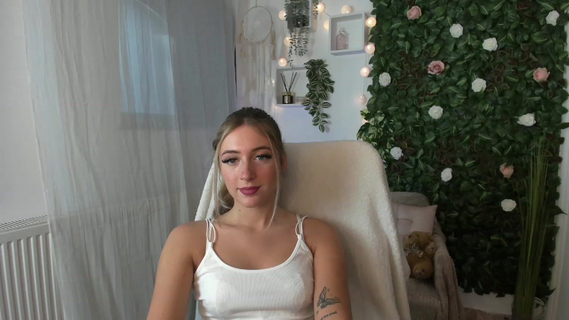 Gallery image thumbnail from Tina_Nappi18's myfreecams stream on, 07/28/2023, 15:37 image 14 of 20