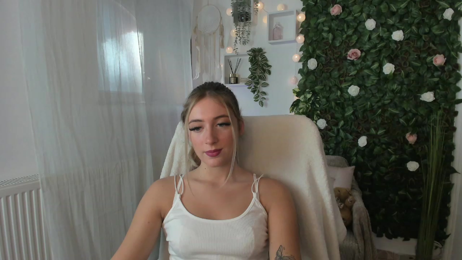 Gallery image thumbnail from Tina_Nappi18's myfreecams stream on, 07/28/2023, 15:37 image 6 of 20