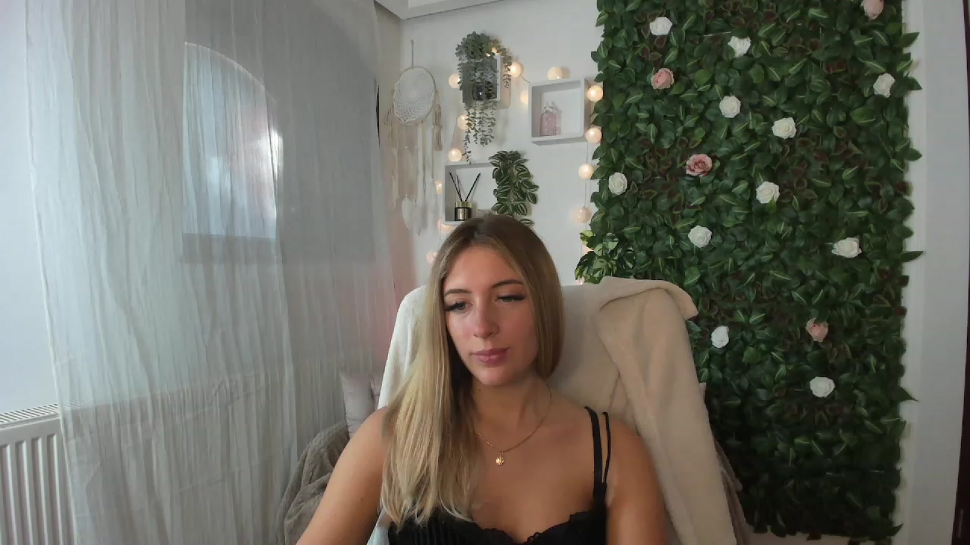 Gallery image thumbnail from Tina_Nappi18's myfreecams stream on, 08/03/2023, 15:05 image 15 of 20