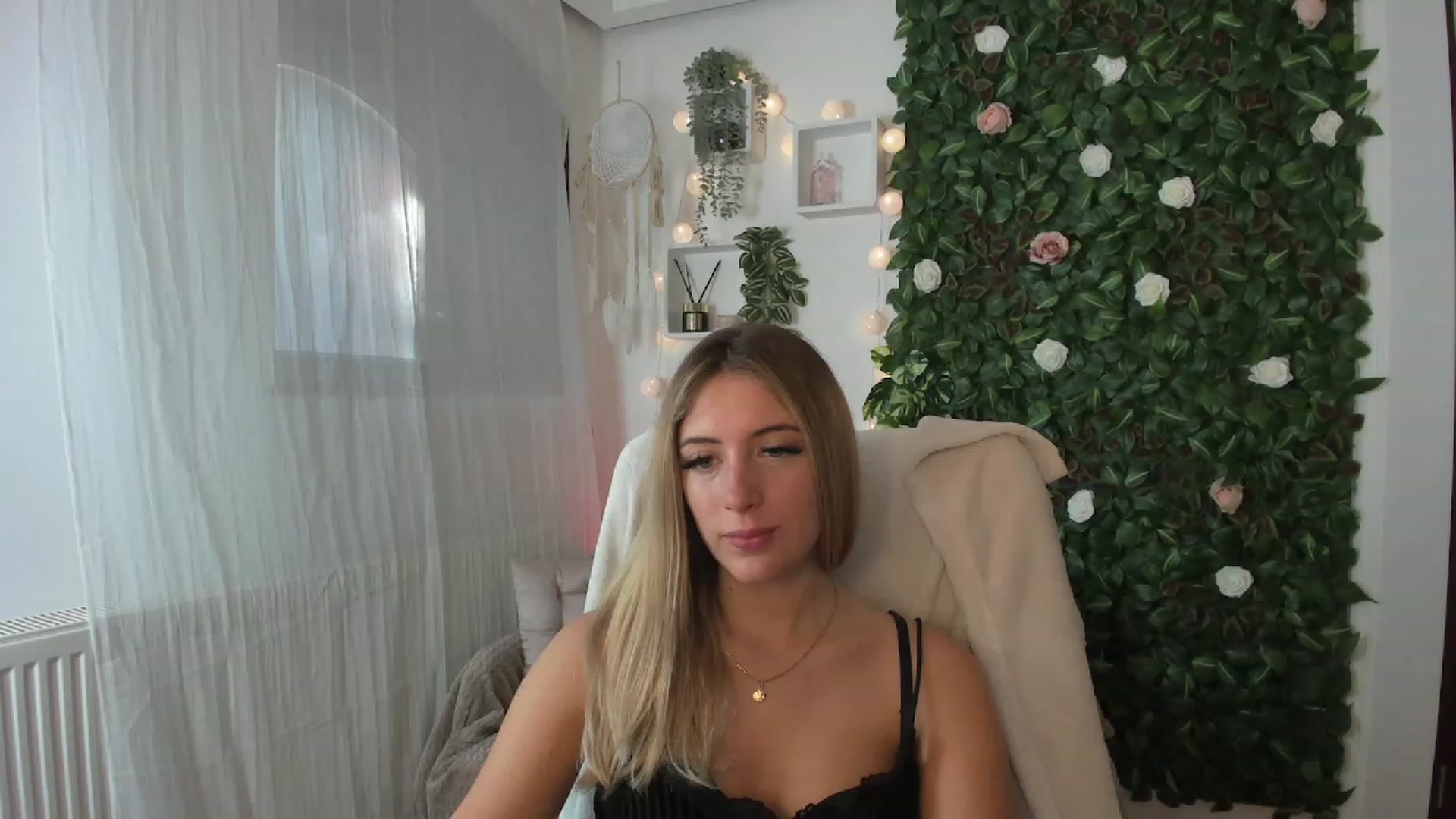 Gallery image thumbnail from Tina_Nappi18's myfreecams stream on, 08/03/2023, 15:05 image 16 of 20