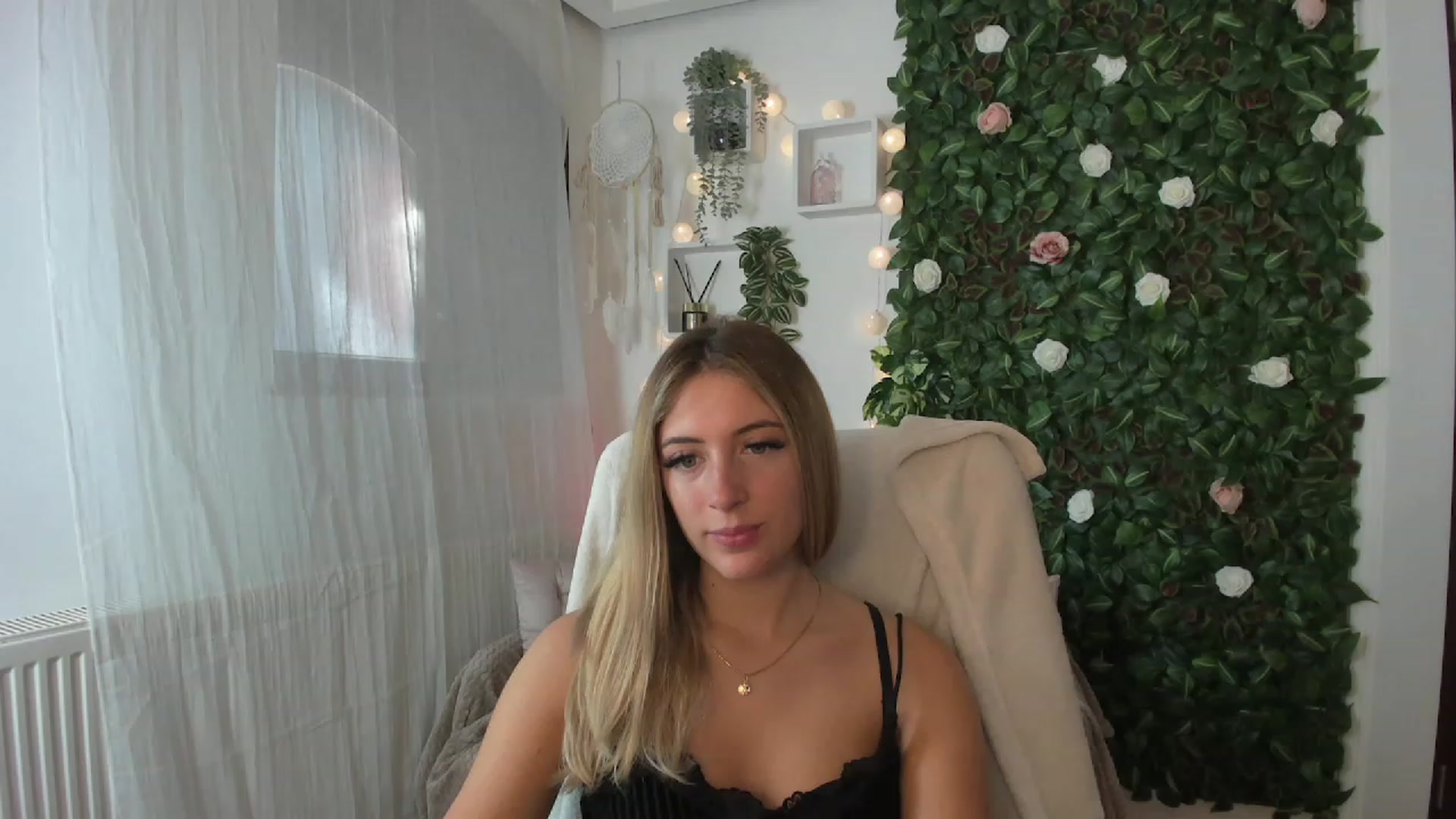 Gallery image thumbnail from Tina_Nappi18's myfreecams stream on, 08/03/2023, 15:05 image 11 of 20