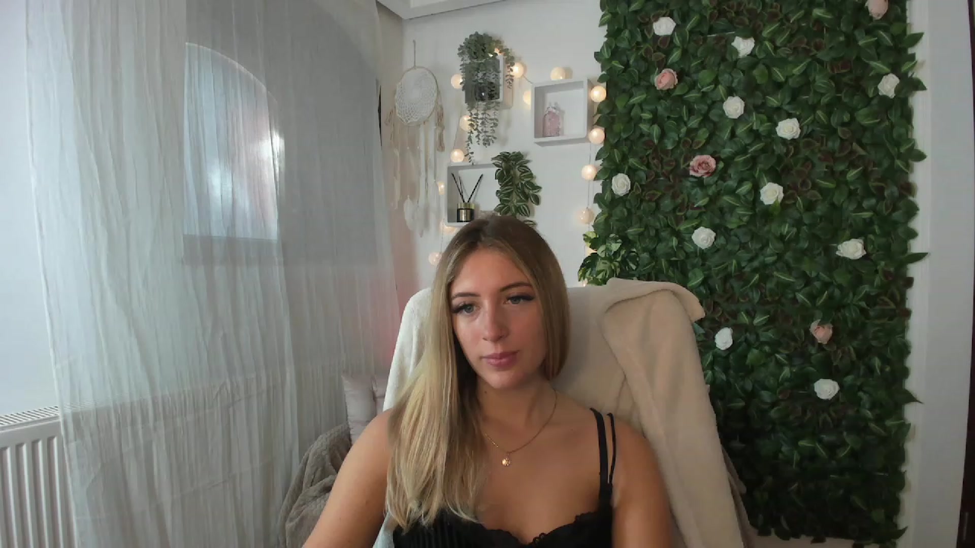 Gallery image thumbnail from Tina_Nappi18's myfreecams stream on, 08/03/2023, 15:05 image 14 of 20