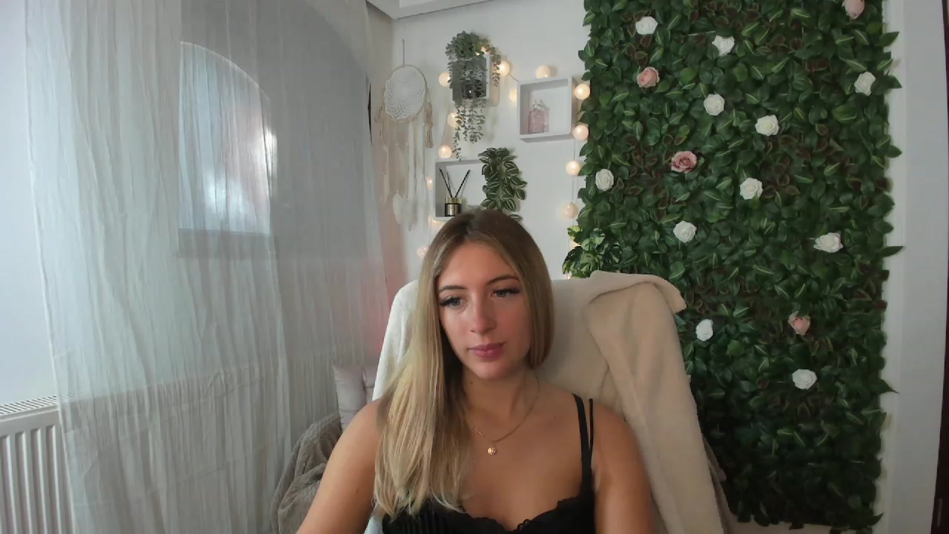 Gallery image thumbnail from Tina_Nappi18's myfreecams stream on, 08/03/2023, 15:05 image 13 of 20