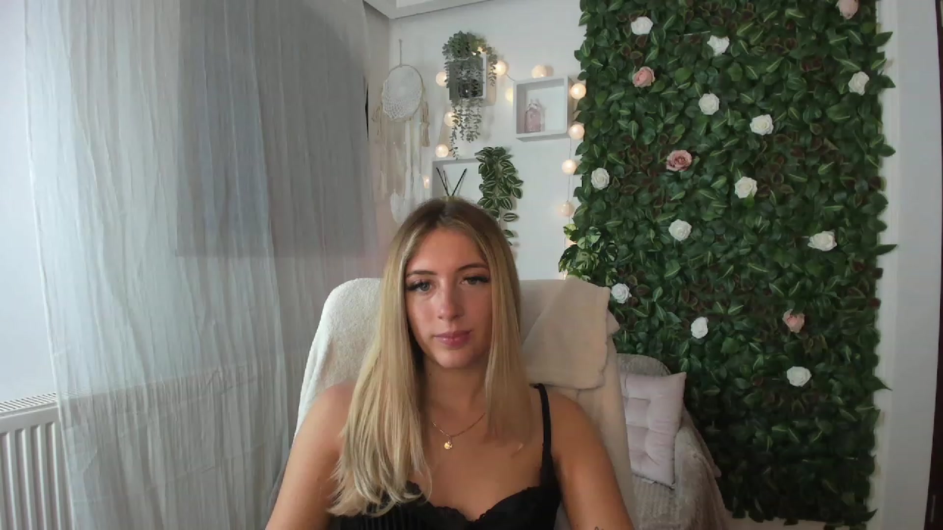 Gallery image thumbnail from Tina_Nappi18's myfreecams stream on, 08/03/2023, 17:33 image 15 of 20