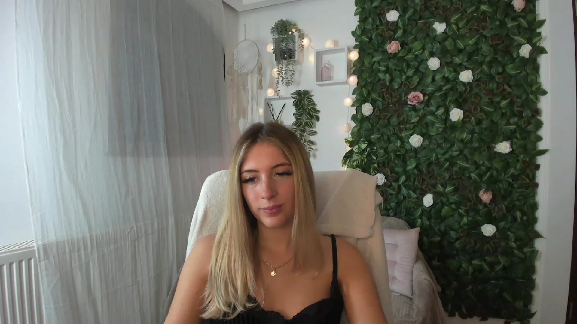 Gallery image thumbnail from Tina_Nappi18's myfreecams stream on, 08/03/2023, 17:33 image 17 of 20