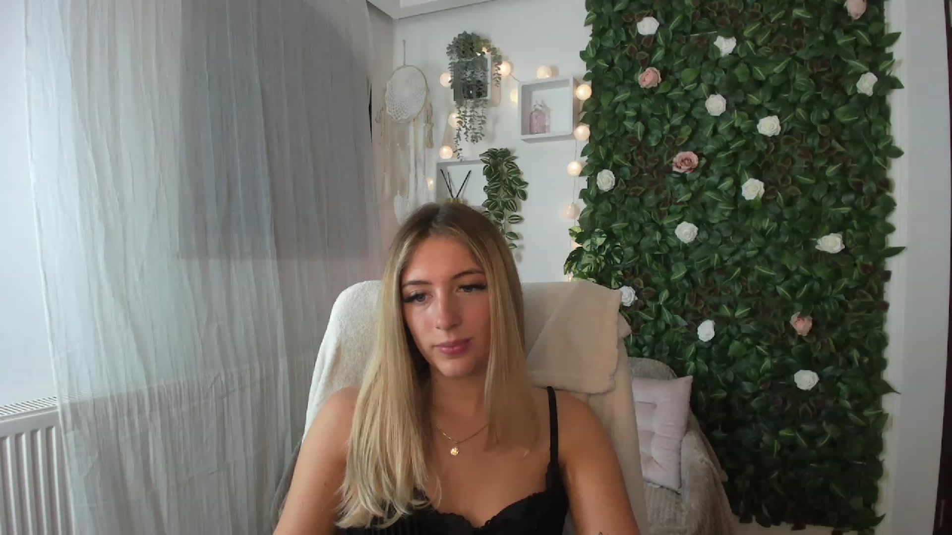 Gallery image thumbnail from Tina_Nappi18's myfreecams stream on, 08/03/2023, 17:33 image 19 of 20