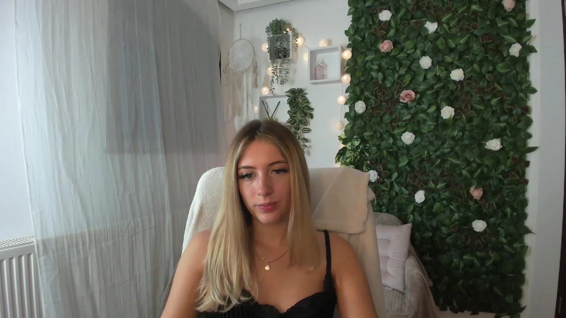 Gallery image thumbnail from Tina_Nappi18's myfreecams stream on, 08/03/2023, 17:33 image 16 of 20