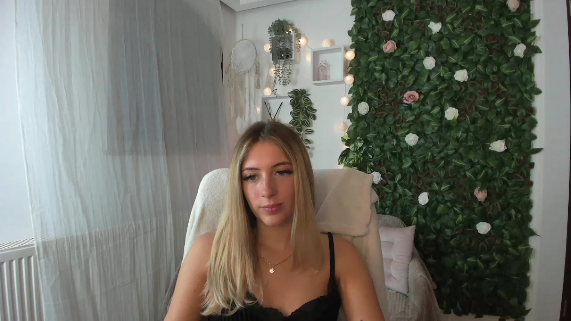 Gallery image thumbnail from Tina_Nappi18's myfreecams stream on, 08/03/2023, 17:33 image 18 of 20