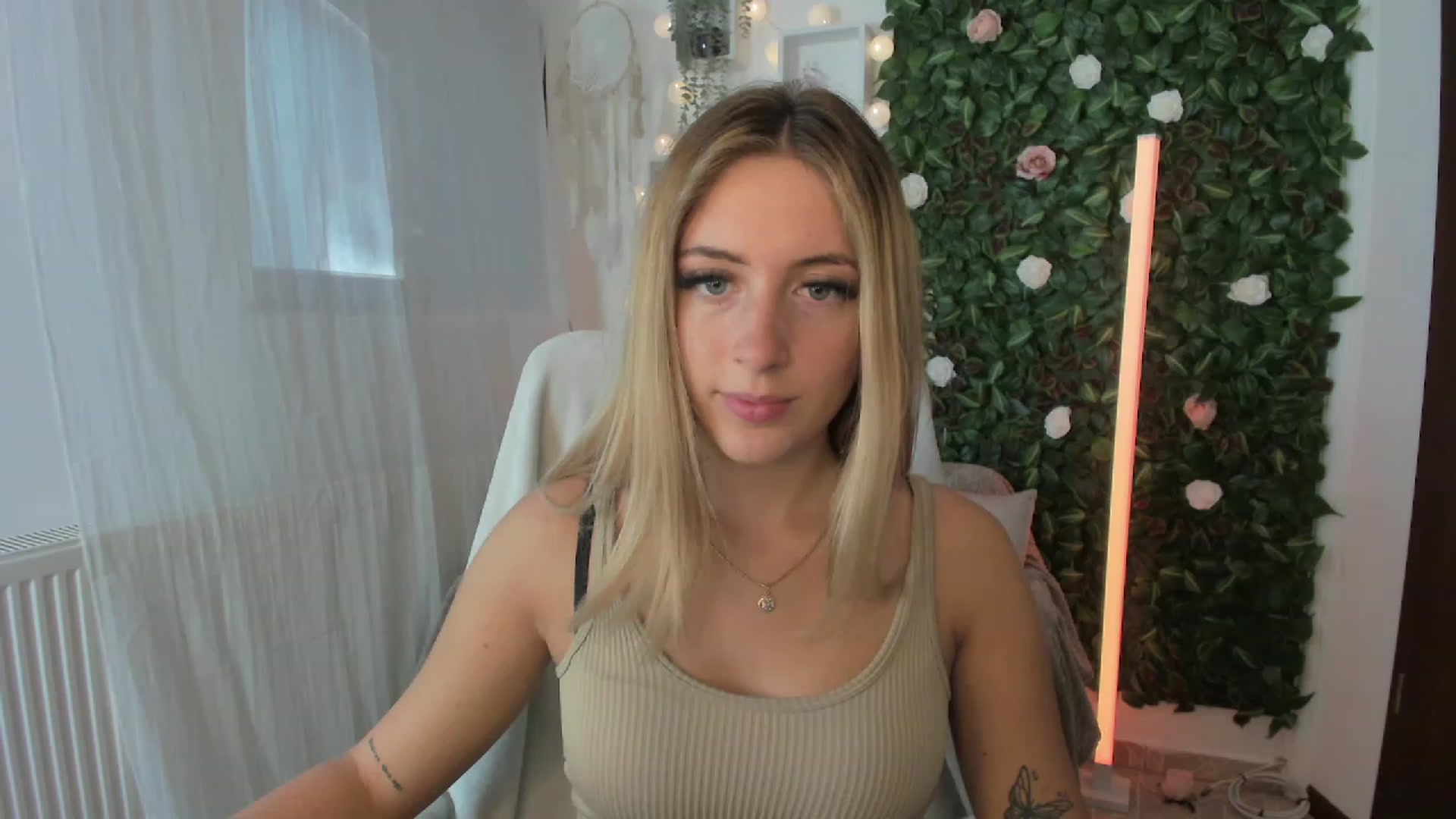 Gallery image thumbnail from Tina_Nappi18's myfreecams stream on, 08/04/2023, 14:52 image 1 of 20