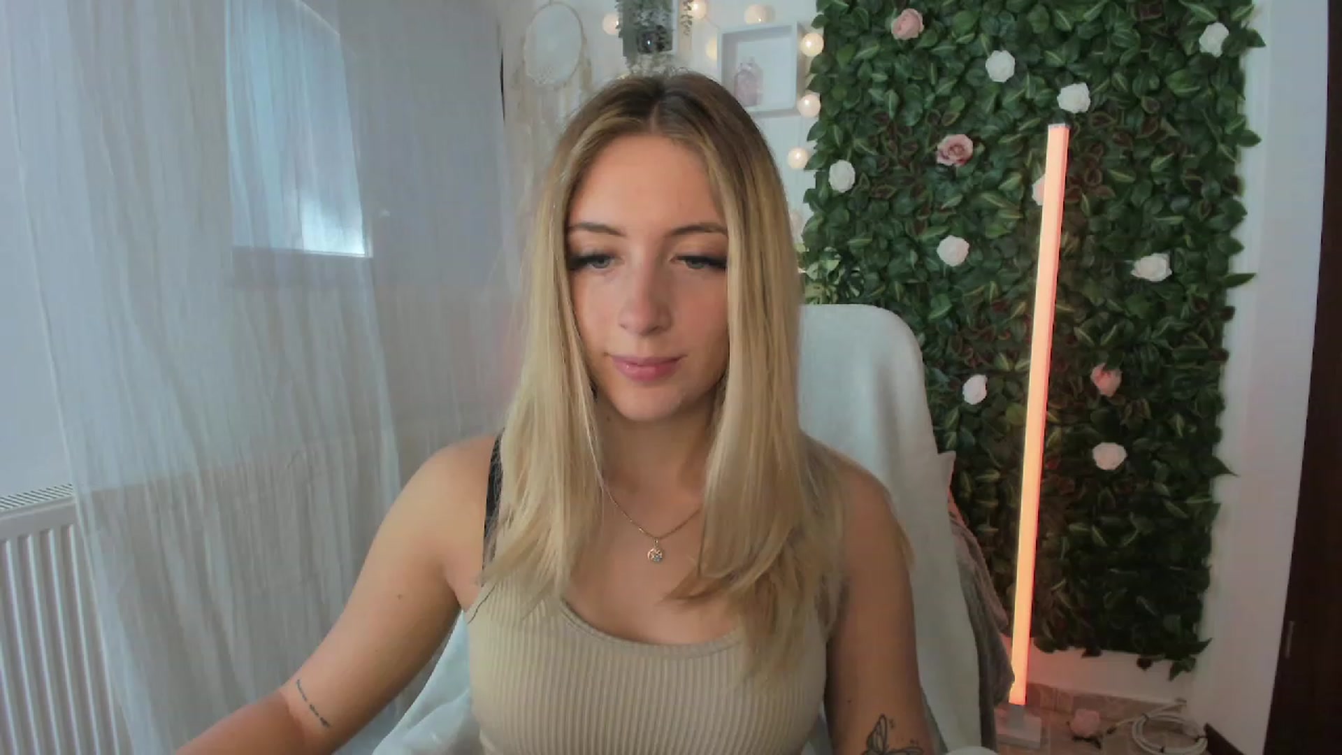 Gallery image thumbnail from Tina_Nappi18's myfreecams stream on, 08/04/2023, 14:52 image 2 of 20