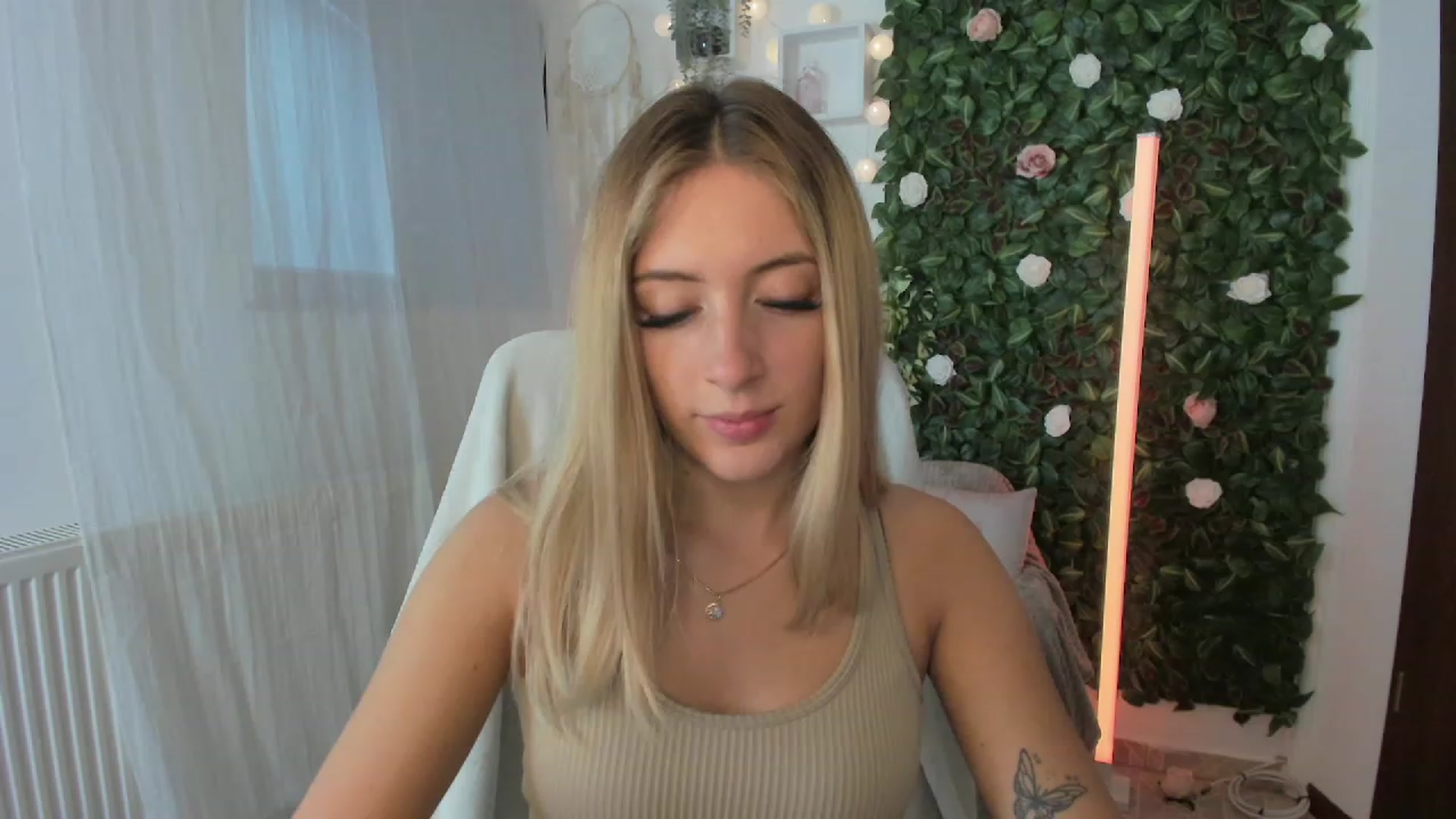 Gallery image thumbnail from Tina_Nappi18's myfreecams stream on, 08/04/2023, 14:52 image 16 of 20