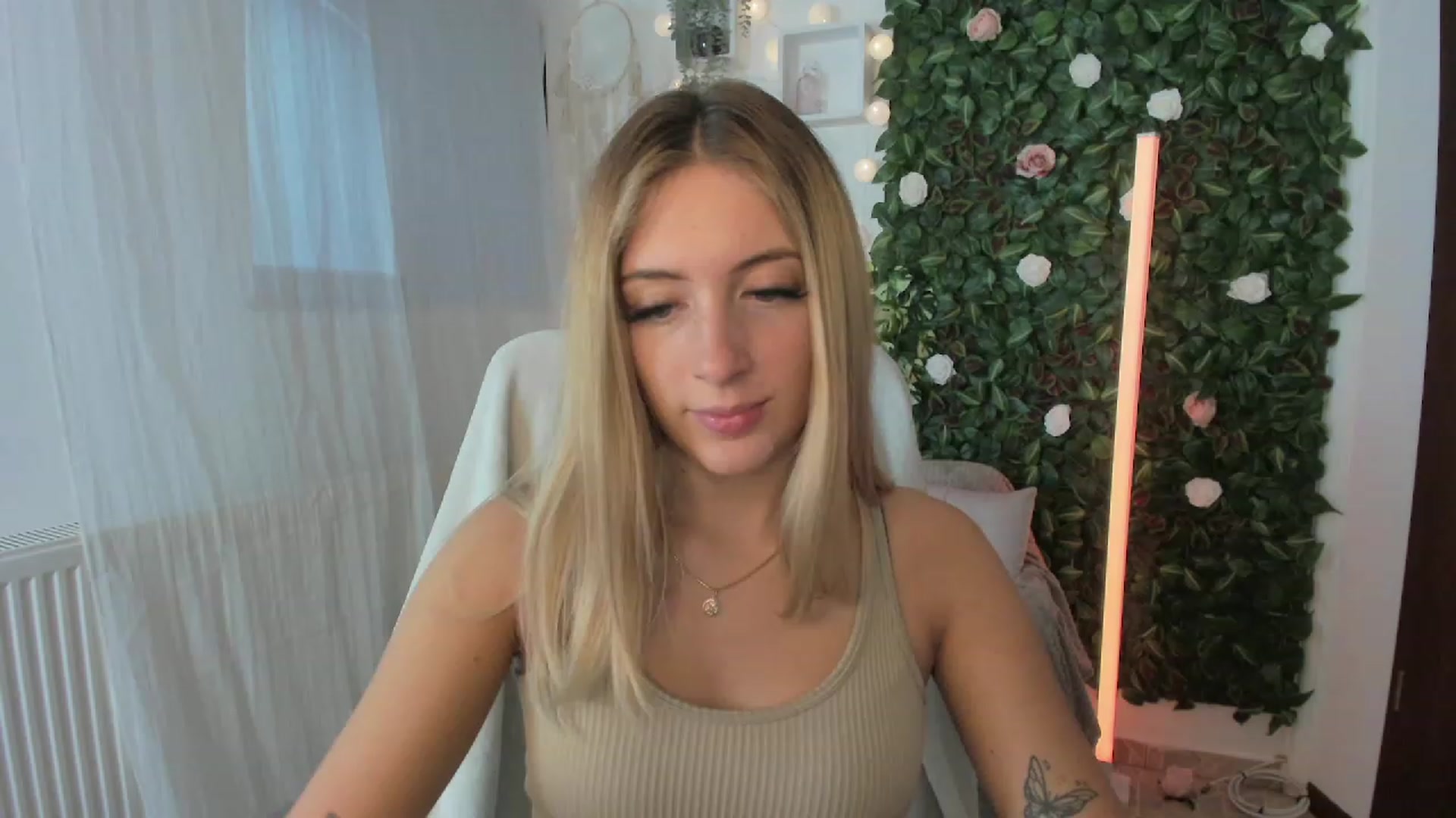 Gallery image thumbnail from Tina_Nappi18's myfreecams stream on, 08/04/2023, 14:52 image 14 of 20