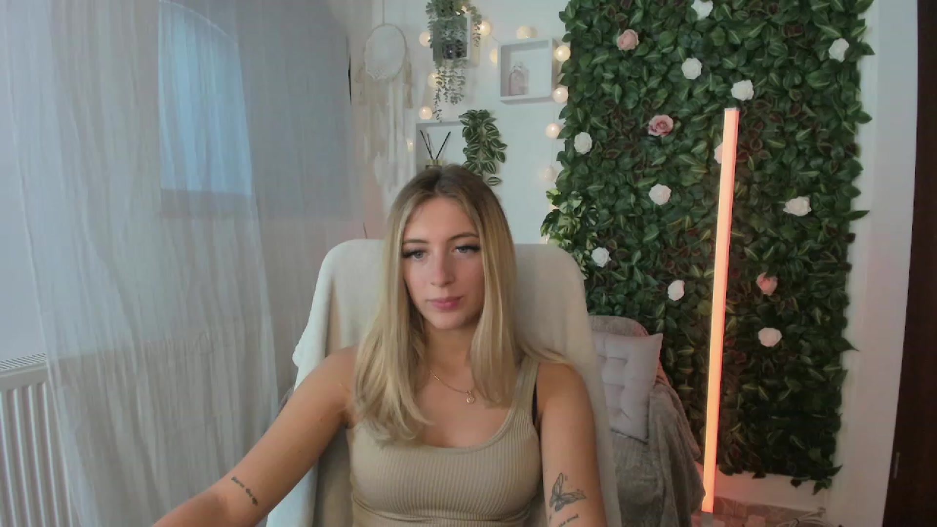 Gallery image thumbnail from Tina_Nappi18's myfreecams stream on, 08/04/2023, 16:23 image 1 of 20