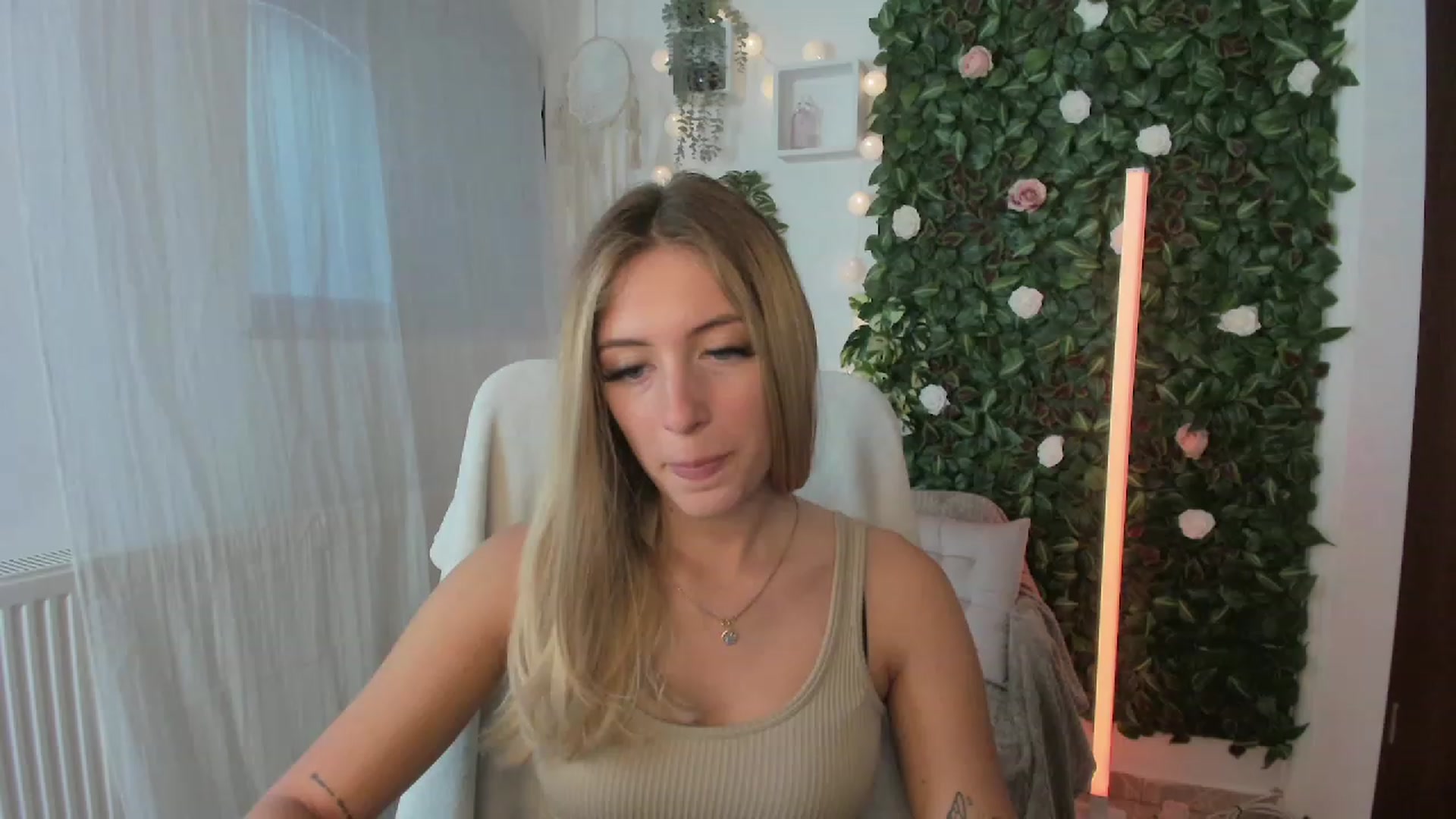 Gallery image thumbnail from Tina_Nappi18's myfreecams stream on, 08/04/2023, 16:23 image 13 of 20