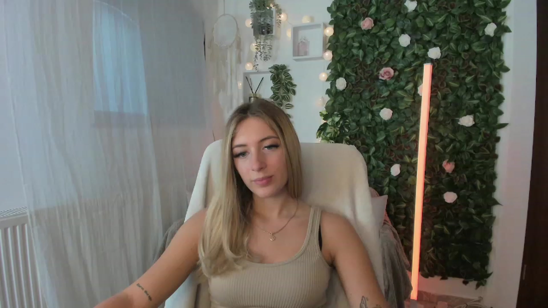 Gallery image thumbnail from Tina_Nappi18's myfreecams stream on, 08/04/2023, 16:23 image 14 of 20