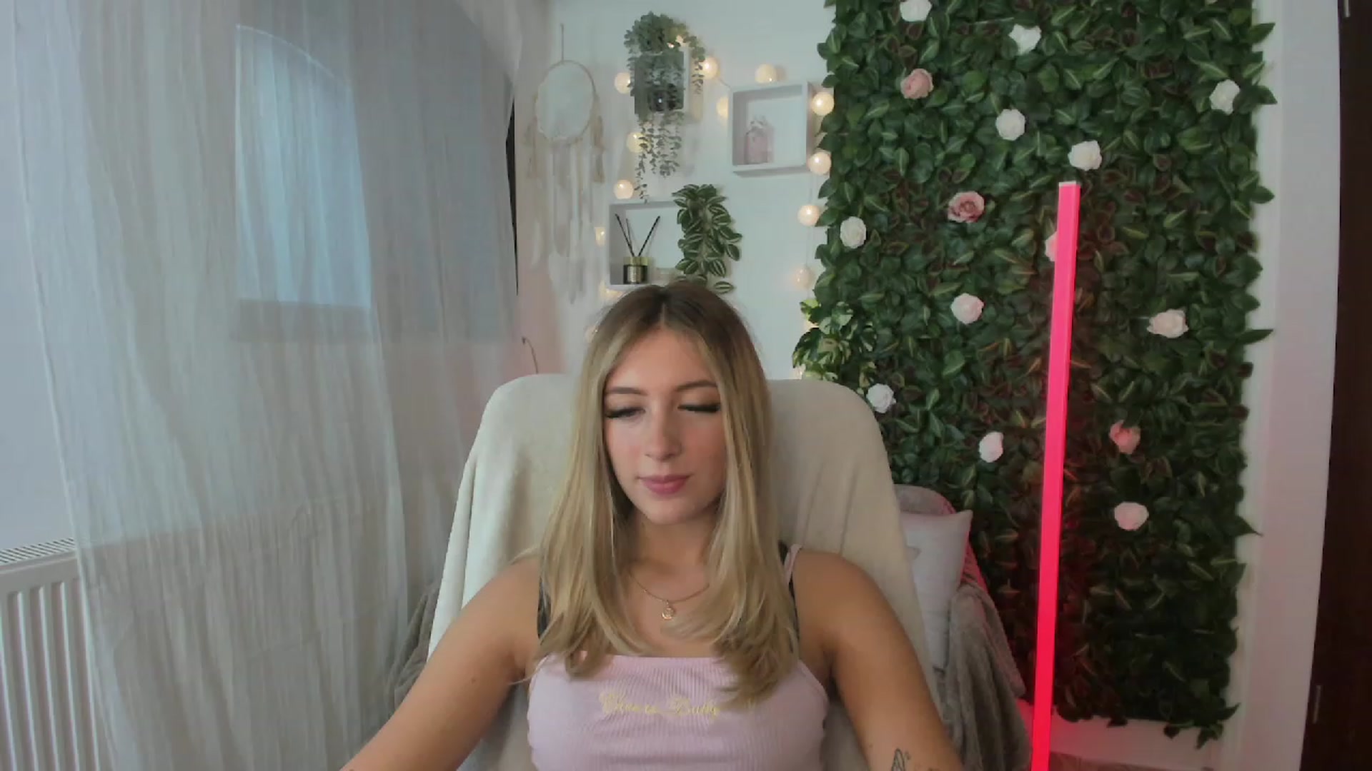 Gallery image thumbnail from Tina_Nappi18's myfreecams stream on, 08/06/2023, 14:28 image 2 of 20