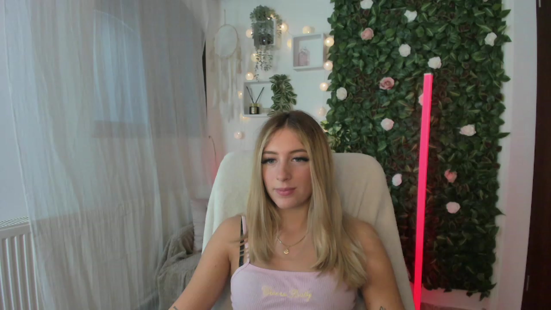 Gallery image thumbnail from Tina_Nappi18's myfreecams stream on, 08/06/2023, 15:17 image 4 of 20
