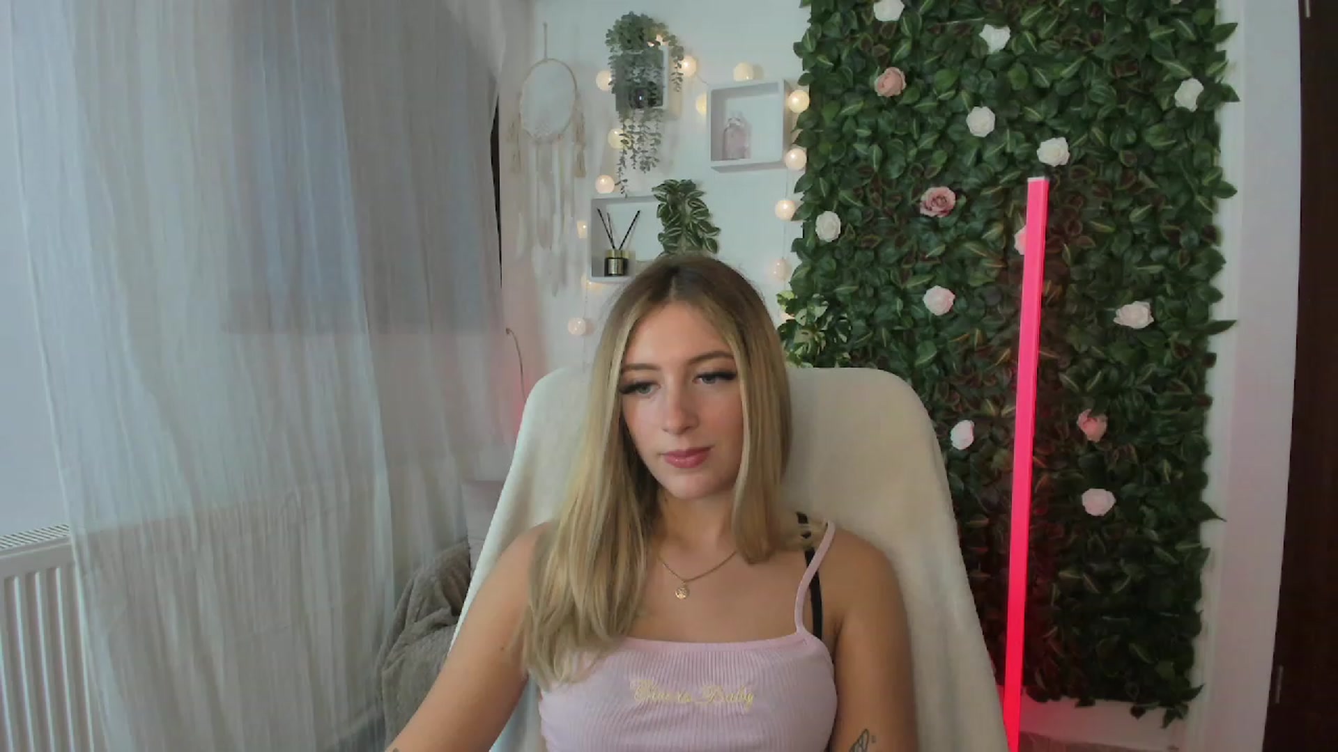 Gallery image thumbnail from Tina_Nappi18's myfreecams stream on, 08/06/2023, 17:52 image 8 of 20