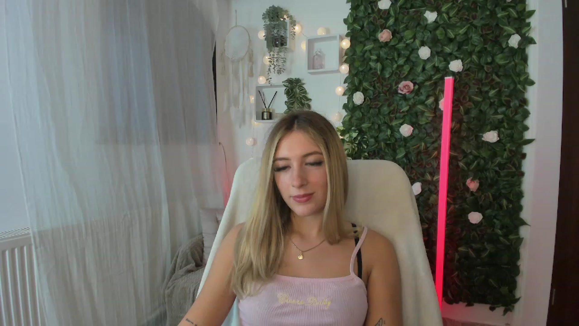 Gallery image thumbnail from Tina_Nappi18's myfreecams stream on, 08/06/2023, 17:52 image 7 of 20