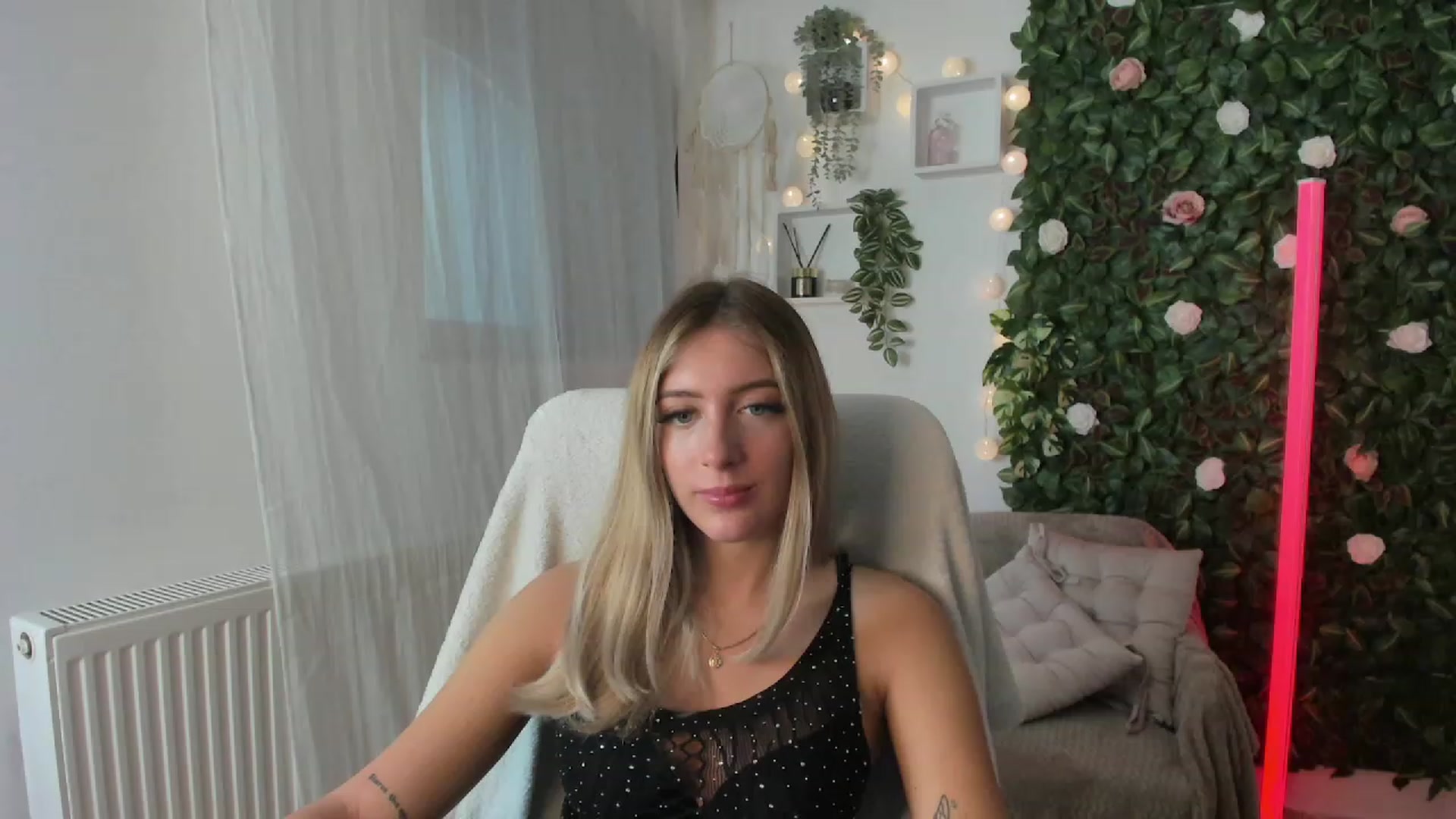 Gallery image thumbnail from Tina_Nappi18's myfreecams stream on, 08/11/2023, 13:17 image 11 of 20