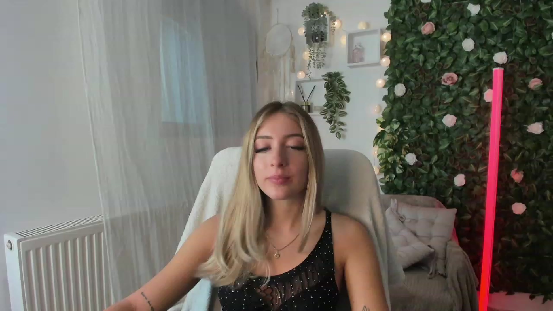 Gallery image thumbnail from Tina_Nappi18's myfreecams stream on, 08/11/2023, 13:17 image 8 of 20